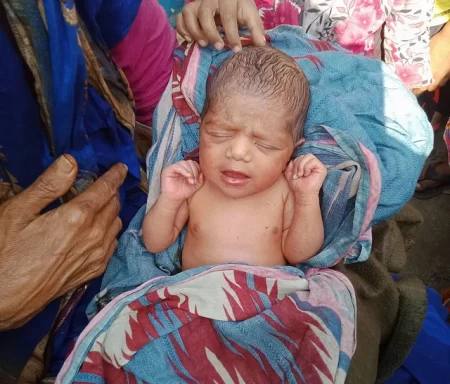 সাতক্ষীরায় স্বামীর লাশবাহী অ্যাম্বুলেন্সে স্ত্রীর সন্তান প্রসব
