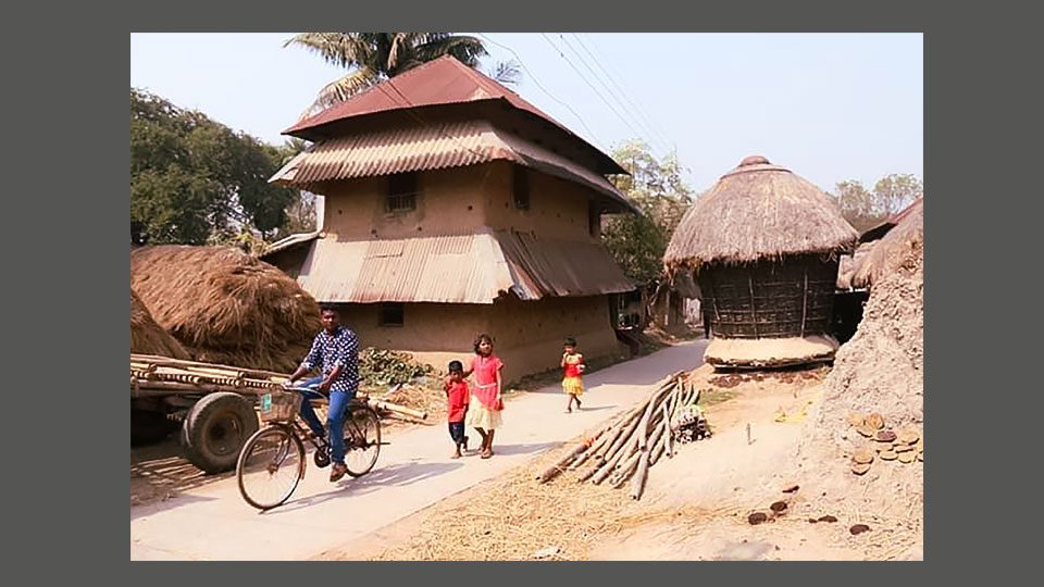 চিত্র: ৩। তিন তলা ভবন, গৌরী, আরামবাগ, হুগলী। আলোকচিত্র: সুব্রত ঘোষ।