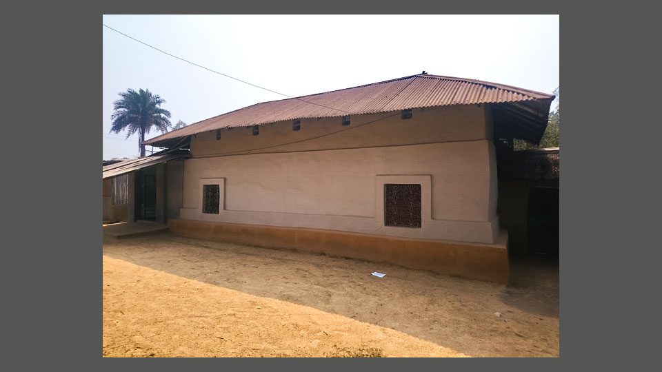 চিত্র: ০৫। দ্বিতীয় তলার ওপর সমতল ছাদ ব্যতীত ভবন। দিঘলচাঁদ, দিনাজপুর, ২০২১।