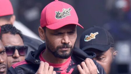 বিপিএল থেকে সরে দাঁড়ালেন মাশরাফি বিপিএল থেকে সরে দাঁড়ালেন মাশরাফি