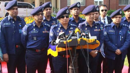 যশোর পুলিশ সুপারের কার্যালয়ে মঙ্গলবার খুলনা বিভাগের ১০ জেলার পুলিশ সুপারদের সঙ্গে মতবিনিময় শেষে প্রেস ব্রিফিং করেন পুলিশের মহাপরিদর্শক চৌধুরী আব্দুল্লাহ আল-মামুন