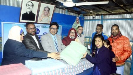 স্বপ্নতরী’র উদ্যোগে প্রতিবন্ধী শিশুদেরকে কম্বল বিতরণ