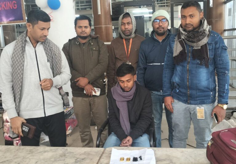 বেনাপোলে যাত্রীর পায়ুপথে মিললো স্বর্ণের বার
