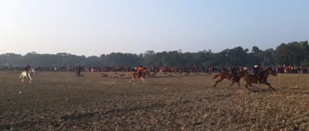 শীতকে উপেক্ষা করে হৈবতপুরে ঘোড়াদৌড় দেখতে জনতার ঢল
