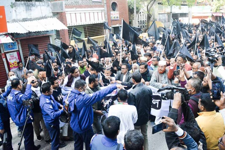 পুলিশের বাঁধা উপেক্ষা করে যশোরে বিএনপির কালো পতাকা মিছিল পুলিশের বাঁধা উপেক্ষা করে যশোরে বিএনপির কালো পতাকা মিছিল