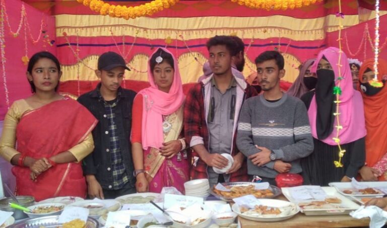 হরেক রকম পিঠাপুলিতে হরিণাকুন্ডু কলেজে পিঠাউৎসব হরেক রকম পিঠাপুলিতে হরিণাকুন্ডু কলেজে পিঠাউৎসব