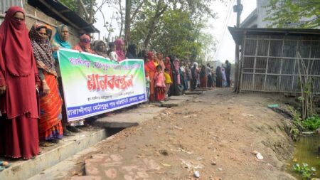 যশোর শহরের বারান্দিপাড়া-মেঠোপুকুর রাস্তায় দুর্ভোগের অন্ত নেই