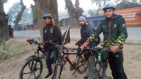 সাইকেল চালিয়ে যশোর ঘুরে গেলেন রাজবাড়ীর তিন তরুণ