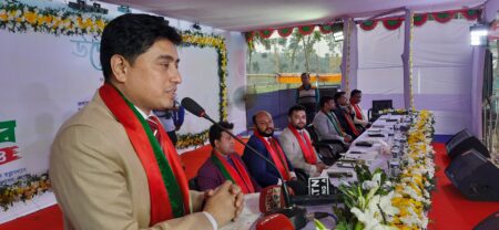 ফুলচাষ প্রসার ও বাণিজ্যিক সম্প্রসারণে ব্যবস্থা গ্রহণ করা হবে : যশোরের ডিসি এম আর মাসুদ, ঝিকরগাছা যশোরের জেলা প্রশাসক আবরাউল হাছান মজুমদার ফুলচাষ প্রসার ও বাণিজ্যিক সম্প্রসারণে ব্যবস্থা গ্রহণ করা হবে বলে জানিয়েছেন। বুধবার বিকেলে তিনি ঝিকরগাছার ফুল কানন পানিসারা-হাড়িয়া ফুলমোড়ে চারদিন ব্যাপি ফুল উৎসবের উদ্বোধন অনুষ্ঠানে প্রধান অতিথির বক্তব্যে এ কথা বলেন। তিনি বলেন, যশোর জেলার ব্র্যান্ডিং’র প্রথম লাইনের প্রথম শব্দ হল ফুল। ফুল হলো যশোর জেলা ব্র্যান্ডিং। তাই ফুলচাষকে সম্প্রসারণ ও বিপণন বৃদ্ধির জন্য সরকার কাজ করছে। তিনি প্রতিবছর ফুল উৎসবকে আরও কলেবর বৃদ্ধি করার বিষয়ে প্রশাসনের পক্ষে আশ্বস্ত করেন। উপজেলা নির্বাহী কর্মকর্তা (ইউএনও) বিতান কুমার মণ্ডলের সভাপতিত্বে উদ্বোধনী অনুষ্ঠানে বিশেষ অতিথি ছিলেন স্থানীয় সরকার যশোরের উপপরিচালক রফিকুল হাসান, সিনিয়র সহকারী পুলিশ সুপার (নাভারণ সার্কেল) নিশাত আল নাহিয়ান, ঝিকরগাছা উপজেলা স্বাস্থ্য ও পরিবার পরিকল্পনা কর্মকর্তা ডাক্তার রশিদুল আলম ও থানার অফিসার ইনচার্জ কামাল হোসেন ভূঁইয়া। অনুষ্ঠানে স্বাগত বক্তব্য দেন উপজেলা কৃষি কর্মকর্তা মাসুদ হোসেন পলাশ। এছাড়াও বক্তব্য দেন যশোর ফুল উৎপাদক ও বিপণন সমবায় সমিতি লিমিটেডের সভাপতি আব্দুর রহিম, উদ্যোক্তা ও ফুলচাষি সাজেদা বেগম। অনুষ্ঠান পরিচালনা করেন মাধ্যমিক শিক্ষা কার্যালয়ের একাডেমিক সুপারভাইজার কামরুজ্জামান ও প্রভাষক ফারহানা হক। রাতে মঞ্চে মনোজ্ঞ সাংস্কৃতিক অনুষ্ঠান করা হয়। ফুলের রাজধানী রাজধানী খ্যাত ঝিকরগাছায় দ্বিতীয়বারের মতো আয়োজিত এ উৎসব চলবে ৩ ফেব্রুয়ারি পর্যন্ত। এ উপলক্ষ্যে গদখালী-পানিসারা-হাড়িয়া মোড় সেজেছে অপরুপ সাজে। জেলা প্রশাসনের তত্ত্বাবধানে ঝিকরগাছা উপজেলা প্রশাসন দ্বিতীয় বারের মতো আয়োজন করে। আজ (বৃহস্পতিবার) দ্বিতীয় দিন নারী ফুলচাষিদের নিয়ে উঠান বৈঠক, প্রামাণ্যচিত্র প্রদর্শন, তৃতীয় দিন কৃষক সমাবেশ, সম্মাননা প্রদান, সাংস্কৃতিক অনুষ্ঠান রয়েছে। উল্লেখ্য, ঝিকরগাছার গদখালী অঞ্চলে ১২ শ হেক্টর জমিতে ১১ প্রকারের ফুল বাণিজ্যিকভাবে চাষ হয়। এ এলাকার ৬ হাজার পরিবারের দেড় লাখ মানুষ ফুল চাষের সঙ্গে জড়িত। এ অঞ্চলে প্রতি বছর সাড়ে তিনশ কোটি টাকার ফুল উৎপাদন করা হয়। কল্যাণ: গতকাল ফুল কানন ঝিকরগাছায় ফুল উৎসবের উদ্বোধন করেন যশোরের জেলা প্রশাসক আবরাউল হাছান মজুমদার।