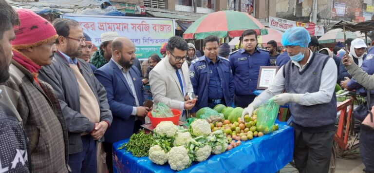 ঝিকরগাছায় কৃষকের বিষমুক্ত সবজির ভ্রাম্যমাণ বাজারের যাত্রা শুরু হয়।