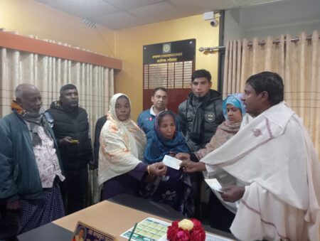 কালীগঞ্জের মেয়রের ব্যতিক্রমী উদ্যোগ পরিচ্ছন্নতাকর্মীদের বিদায়ে দিলেন নগদ টাকা