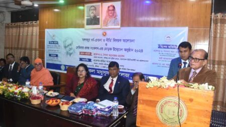 রোববার যশোর সরকারি মাইকেল মধুসূদন কলেজে (এম এম) ‘বঙ্গবন্ধুর ধর্ম-চেতনা ও নীতি’ বিষয়ক আলোচনা ও সেমিনার প্রবন্ধ সংকলন’র মোড়ক উন্মোচন অনুষ্ঠানে প্রধান অতিথির বক্তব্য রাখেন বাংলাদেশ ইউনিভার্সিটি অব প্রফেশনালস’র বঙ্গবন্ধু শেখ মুজিব চেয়ার প্রফেসর ড. সৈয়দ আনোয়ার হোসেন