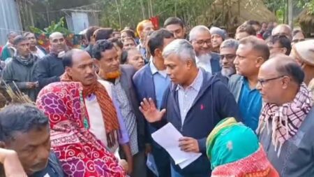 যশোরে প্রচারপত্র বিতরণকালে অমিত