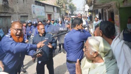 যশোরে পুলিশের বিরুদ্ধে বিএনপির লিফলেট বিতরণকালে লাঠিচার্জের অভিযোগ
