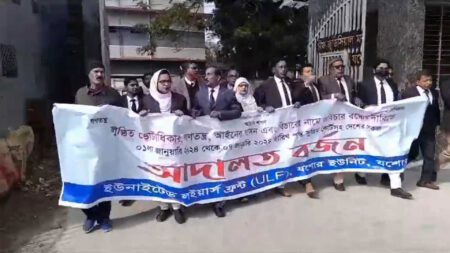 যশোরে বিএনপিপন্থি আইনজীবীদের আদালত বর্জন