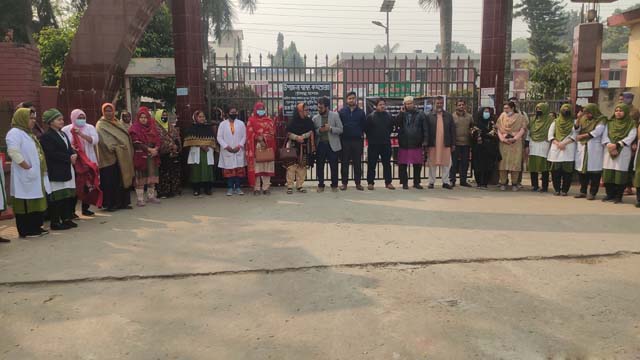 চৌগাছায় নারী চিকিৎসকসহ তিনজনকে লঞ্ছিতের প্রতিবাদে কর্মবিরতি-মানববন্ধন