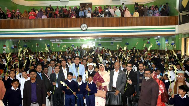 নবীন শিক্ষার্থীদের বরণ করে নিল যশোর জিলা স্কুল ও সরকারি বালিকা বিদ্যালয়