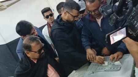 নড়াইল ২: ভোট দিলেন মাশরাফি