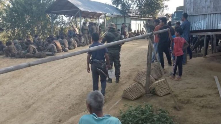 ভারতে ঢুকছে মিয়ানমারের শত শত সেনা ভারতে ঢুকছে মিয়ানমারের শত শত সেনা