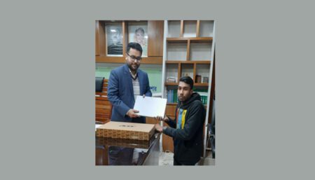 সেই বিশ্বজিৎ দাসকে ল্যাপটপ দিলেন ঝিকরগাছার ইউএনও