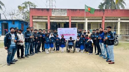 যশোর ইয়ামাহা রাইডার ক্লাব’র উদ্যোগে শিক্ষার্থীদের শিক্ষা সামগ্রী বিতরণ