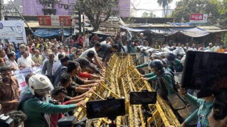 গণতন্ত্র মঞ্চের মিছিলে পুলিশের লাঠিচার্জ, আটক ১