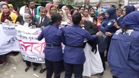 যশোর মহিলা দলের মানববন্ধন পুলিশের বাধায় পণ্ড