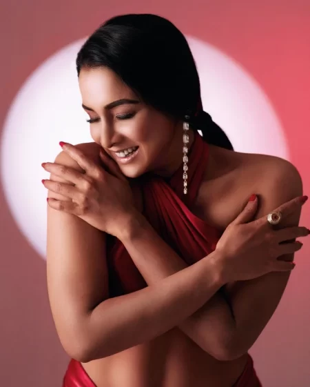 উল্লেখ্য, টিভি নাটকের মধ্য দিয়ে অভিনয়ে পা রাখেন রুনা খান। দীর্ঘ ক্যারিয়ারে সিনেমায় অভিনয় করে পেয়েছেন জাতীয় চলচ্চিত্র পুরস্কারও। ছবি: ফেসবুক থেকে নেওয়া