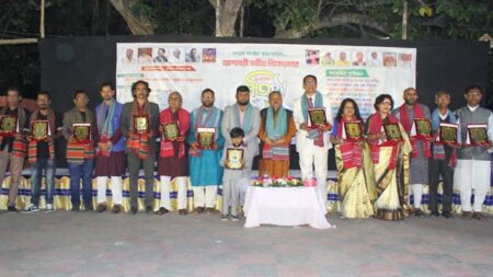 আশাবরী সঙ্গীত’র ১৯ তম প্রতিষ্ঠাবার্ষিকী উপলক্ষে ১৩ ব্যক্তিকে গুণীজন সম্মাননা প্রদান করা হয়