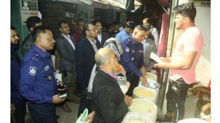 বাজার দর নিয়ন্ত্রণে মাঠে নেমেছে যশোর পুলিশ
