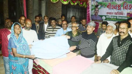 টিবি ক্লিনিক মোড়ে রেন্টু চাকলাদার কম্বল বিতরণ করেন