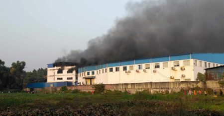 মোজা কারখানায় আগুনের তীব্রতা বাড়ছে, নিয়ন্ত্রণে ৭ ইউনিট