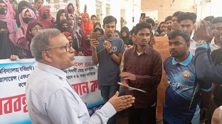 শিক্ষার্থী নির্যাতনের ঘটনায় যবিপ্রবি উপাচার্যকে ঘেরাও