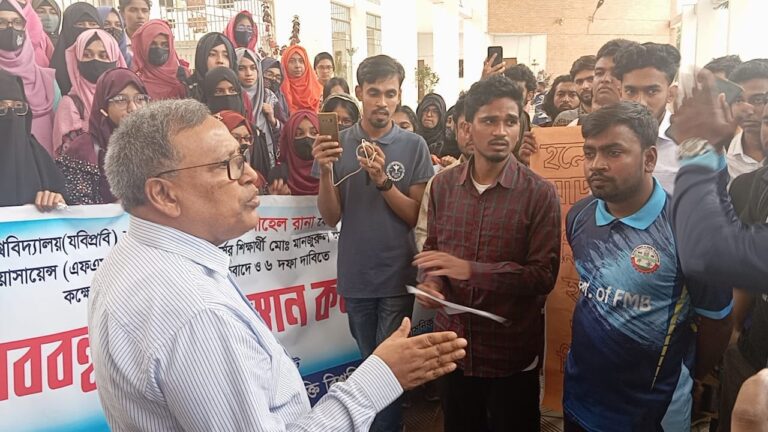 শিক্ষার্থী নির্যাতনের ঘটনায় যবিপ্রবি উপাচার্যকে ঘেরাও