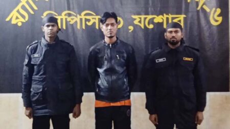 যশোর র‌্যাবের অভিযানে সাজাপ্রাপ্ত ১০ মামলার আসামি গ্রেপ্তার করা হয়