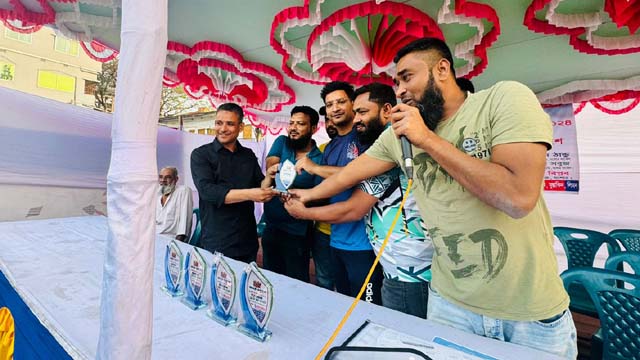 ম্যাচ সেরার পুরস্কার গ্রহণ করছেন আহাদ