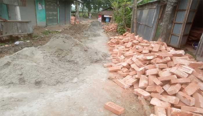 নিম্নমানের ইটে কাজ করতে এসে তোপের মুখে ঠিকাদার নিম্নমানের ইটে কাজ করতে এসে তোপের মুখে ঠিকাদার