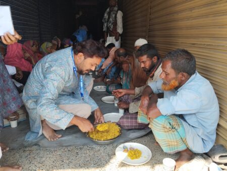 ক্ষুধার্ত মুখে হাসি ফোটায় ‘ব্যাক বেঞ্চার মেজবান’ ক্ষুধার্ত মুখে হাসি ফোটায় ‘ব্যাক বেঞ্চার মেজবান’