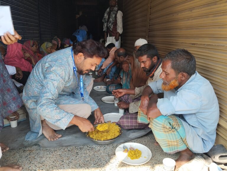 ক্ষুধার্ত মুখে হাসি ফোটায় ‘ব্যাক বেঞ্চার মেজবান’ ক্ষুধার্ত মুখে হাসি ফোটায় ‘ব্যাক বেঞ্চার মেজবান’