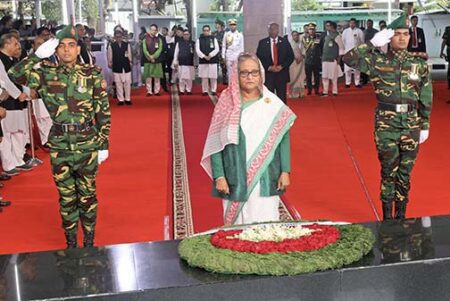 ধানমন্ডিতে বঙ্গবন্ধুর প্রতিকৃতিতে শ্রদ্ধা জানালেন প্রধানমন্ত্রী