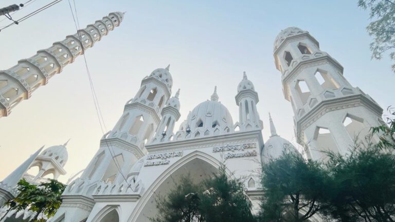 ২২৬ ফুট উঁচু মিনারের মসজিদ, নামাজ পড়েন আড়াই হাজার মুসল্লি