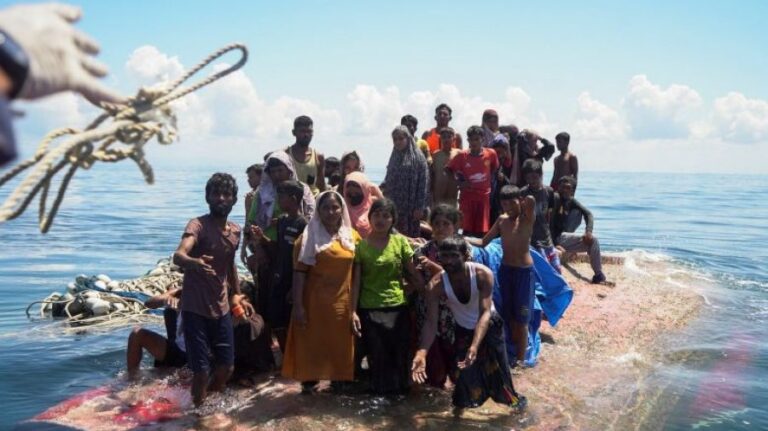 ইন্দোনেশীয় উপকূলে নৌকাডুবি: ৭০ রোহিঙ্গা নিহতের আশঙ্কা