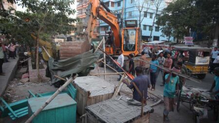 যশোর পৌরসভার অবৈধ ২০০ দোকান উচ্ছেদ ও ৭০টি রিকশা-ইজিবাইক জব্দ যশোর পৌরসভার অবৈধ ২০০ দোকান উচ্ছেদ ও ৭০টি রিকশা-ইজিবাইক জব্দ