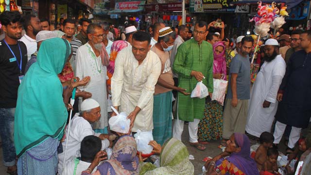 যশোর পুলিশের ইফতার বিতরণ যশোর পুলিশের ইফতার বিতরণ