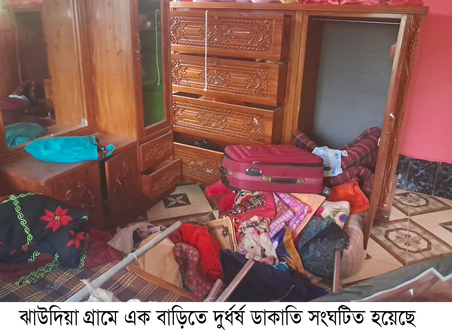 শিশুর গলায় পিস্তল ঠেঁকিয়ে নগদ টাকা ও ২০ ভরি স্বর্ণালঙ্কার লুট