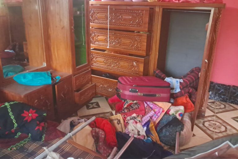 শিশুর গলায় পিস্তল ঠেঁকিয়ে নগদ টাকা ও ২০ ভরি স্বর্ণালঙ্কার লুট