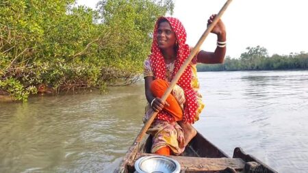 সাতক্ষীরা উপকূলীয় নারীদের সংগ্রামী জীবনের গল্প