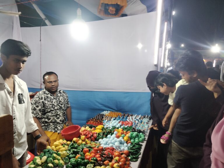 ক্রেতাদের নজর কেড়েছে নান্দনিক মাটির পণ্য