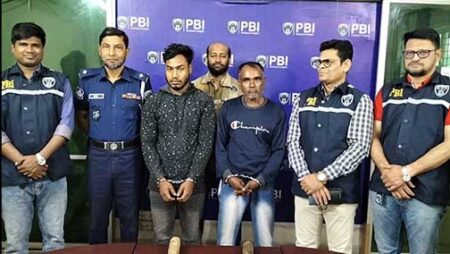 পিবিআইয়ের হাতে গ্রেফতার হওয়া দুই সদস্য। ছবি: