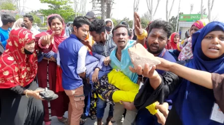 মোংলা ইপিজেডে শ্রমিকদের বিক্ষোভ, পুলিশের লাঠিপেটা–টিয়ারশেল